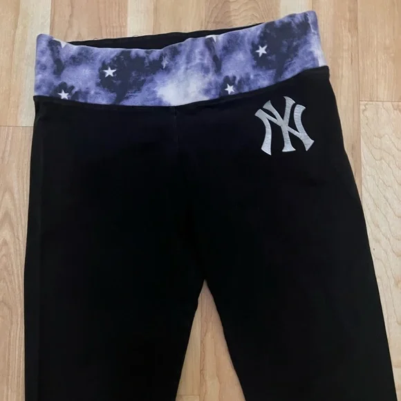 Pink Victoria Secret MLB NY Yankees Capri leggings yoga pants baseball - Picture 2 of 6